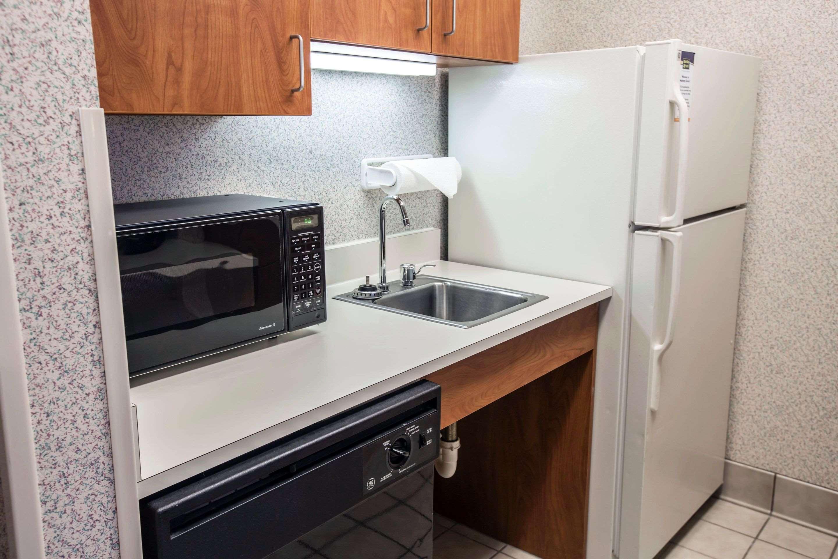 Mainstay Suites Wilmington - University Area Eksteriør bilde